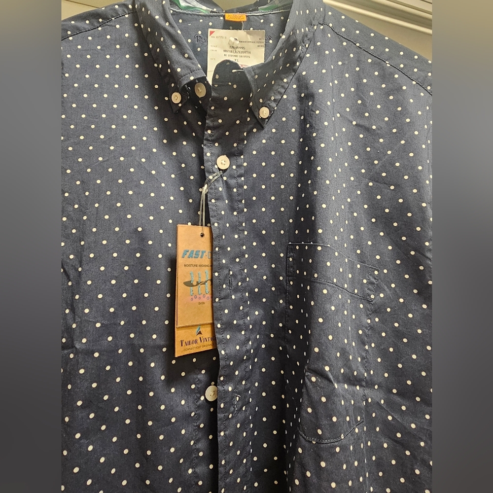 Men’s Shirt 👕. New With Tags. Size XL.